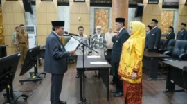 Wakil Wali Kota Padang Maigus Nasir memimpin langsung prosesi pelantikan 27 pejabat baru Pemko Padang di Balai Kota Padang, Senin (12/10/2026).(poto: padangkita.com).