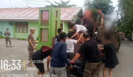 Satpol PP Padang mengamankan 12 pelajar siap tawuran di Tampat Durian. Petugas menyita ponsel dan motor sebelum menyerahkan mereka ke orang tua.