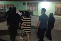 Satpol PP Padang mengamankan lima perempuan saat patroli dini hari menyisir hiburan malam dan ruang publik, Sabtu (17/10/2026).(poto: padangkita.com).
