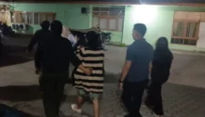 Satpol PP Padang mengamankan lima perempuan saat patroli dini hari menyisir hiburan malam dan ruang publik, Sabtu (17/10/2026).(poto: padangkita.com).