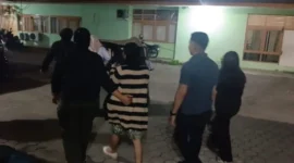 Satpol PP Padang mengamankan lima perempuan saat patroli dini hari menyisir hiburan malam dan ruang publik, Sabtu (17/10/2026).(poto: padangkita.com).