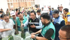 Sekretaris Daerah Kota Padang Raju Minropa mendampingi langsung Anggota Komisi V DPR RI Zigo Rolanda saat memeriksa lokasi pekerjaan bersama kontraktor pelaksana, PT Hutama Karya.(poto: padangkita.com).