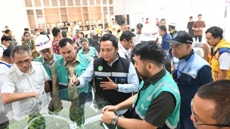 Sekretaris Daerah Kota Padang Raju Minropa mendampingi langsung Anggota Komisi V DPR RI Zigo Rolanda saat memeriksa lokasi pekerjaan bersama kontraktor pelaksana, PT Hutama Karya.(poto: padangkita.com).