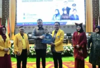 Wali Kota Padang Fadly Amran saat mengisi Seminar Nasional Temu Akbar Alumni Universitas Negeri Padang (UNP) 2026 di Auditorium UNP, Sabtu (24/10/2026).(poto: padangkita.com).