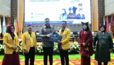 Wali Kota Padang Fadly Amran saat mengisi Seminar Nasional Temu Akbar Alumni Universitas Negeri Padang (UNP) 2026 di Auditorium UNP, Sabtu (24/10/2026).(poto: padangkita.com).