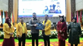 Wali Kota Padang Fadly Amran saat mengisi Seminar Nasional Temu Akbar Alumni Universitas Negeri Padang (UNP) 2026 di Auditorium UNP, Sabtu (24/10/2026).(poto: padangkita.com).