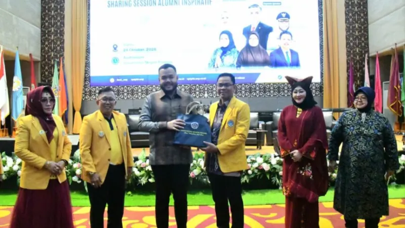 Wali Kota Padang Fadly Amran saat mengisi Seminar Nasional Temu Akbar Alumni Universitas Negeri Padang (UNP) 2026 di Auditorium UNP, Sabtu (24/10/2026).(poto: padangkita.com).