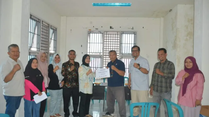 PT Semen Padang menyalurkan bantuan dana Program Basinergi Mambangun Nagari (BMN) 2026 senilai Rp104 juta kepada warga Kelurahan Lambung Bukit, Kecamatan Pauh, Kota Padang.(poto: padangkita.com).