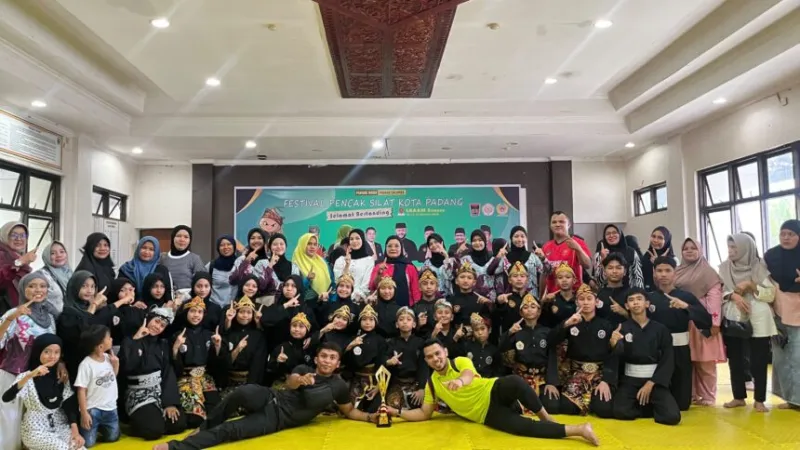 Kontingen Perguruan Pencak Silat (PPS) Sakato Semen Padang.(poto: padangkita.com).