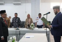 Wali Kota Padang Fadly Amran melantik Indra Noferi secara resmi sebagai Dewan Pengawas Perumda Padang Sejahtera Mandiri untuk periode 2025–2029.(poto: padangkita.com).