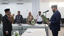 Wali Kota Padang Fadly Amran melantik Indra Noferi secara resmi sebagai Dewan Pengawas Perumda Padang Sejahtera Mandiri untuk periode 2025–2029.(poto: padangkita.com).