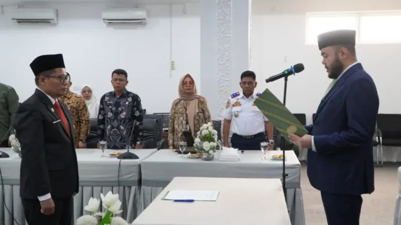 Wali Kota Padang Fadly Amran melantik Indra Noferi secara resmi sebagai Dewan Pengawas Perumda Padang Sejahtera Mandiri untuk periode 2025–2029.(poto: padangkita.com).