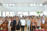 Wali Kota Padang Fadly Amran menghadiri acara bedah buku Pancasila untuk Pemula di Palanta Kediaman Resmi Wali Kota.(poto: padangkita.com).