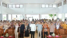 Wali Kota Padang Fadly Amran menghadiri acara bedah buku Pancasila untuk Pemula di Palanta Kediaman Resmi Wali Kota.(poto: padangkita.com).