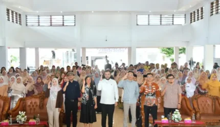 Wali Kota Padang Fadly Amran mengapresiasi bedah buku Pancasila untuk Pemula karya Willy Aditya di Palanta, Padang.