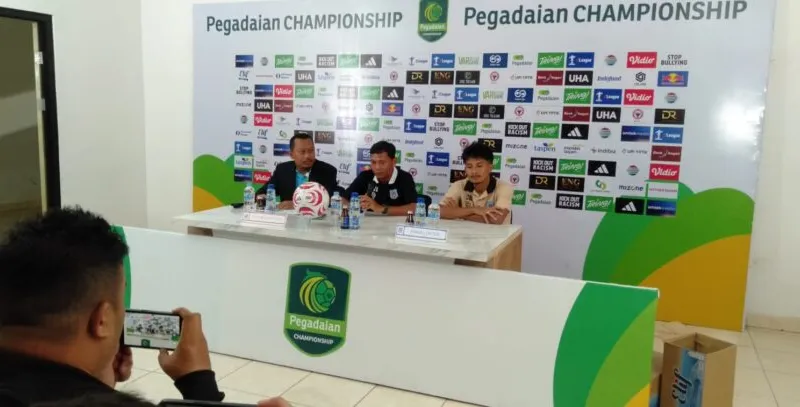 Pelatih Sumsel United, M Nasuha saat jumpa pers usai laga menghadapi Semen Padang FC.(poto: padangkita.com).