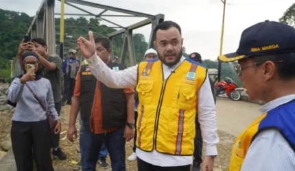 Wali Kota Padang Fadly Amran mengecek 4 proyek jalan dan drainase akhir 2026. Pemko mempercepat pengerjaan untuk cegah bencana.