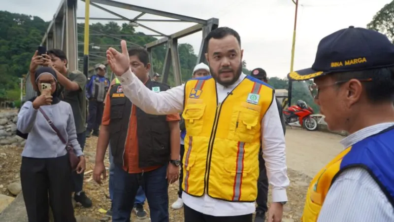 Wali Kota Padang Fadly Amran memimpin langsung peninjauan lapangan pada Jumat (30/10/2026).(poto: padangkita.com).