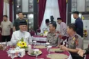 Kepala Kepolisian Daerah Sumatera Barat Irjen Pol Jawari menekankan pentingnya menjaga kamtibmas dan keselamatan masyarakat saat bertemu Gubernur Sumbar Mahyeldi Ansharullah di Istana Gubernuran Sumbar, Jumat (16/10/2026).(poto: padangkita.com).
