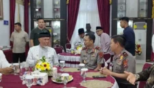 Kepala Kepolisian Daerah Sumatera Barat Irjen Pol Jawari menekankan pentingnya menjaga kamtibmas dan keselamatan masyarakat saat bertemu Gubernur Sumbar Mahyeldi Ansharullah di Istana Gubernuran Sumbar, Jumat (16/10/2026).(poto: padangkita.com).
