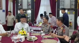Kepala Kepolisian Daerah Sumatera Barat Irjen Pol Jawari menekankan pentingnya menjaga kamtibmas dan keselamatan masyarakat saat bertemu Gubernur Sumbar Mahyeldi Ansharullah di Istana Gubernuran Sumbar, Jumat (16/10/2026).(poto: padangkita.com).