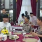 Kepala Kepolisian Daerah Sumatera Barat Irjen Pol Jawari menekankan pentingnya menjaga kamtibmas dan keselamatan masyarakat saat bertemu Gubernur Sumbar Mahyeldi Ansharullah di Istana Gubernuran Sumbar, Jumat (16/10/2026).(poto: padangkita.com).