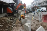 Pemko Padang memacu proyek trotoar di Pasar Raya dan Jalan Samudera.(poto: padangkita.com).
