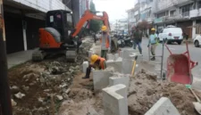 Pemko Padang memacu proyek trotoar di Pasar Raya dan Jalan Samudera.(poto: padangkita.com).