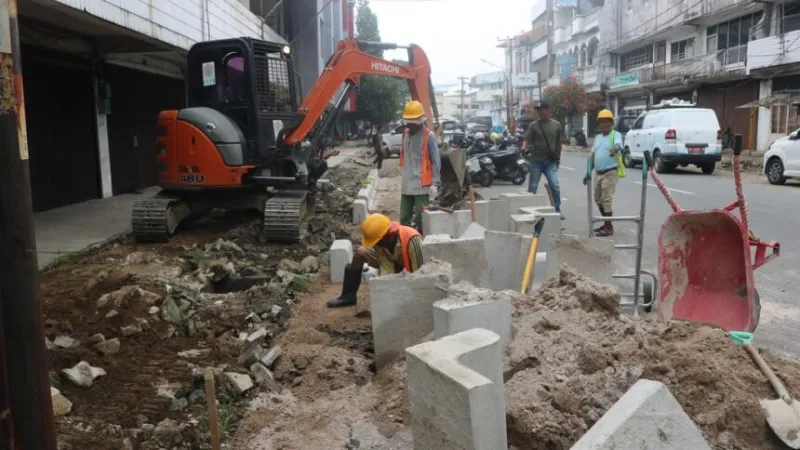 Pemko Padang memacu proyek trotoar di Pasar Raya dan Jalan Samudera.(poto: padangkita.com).