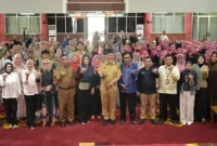 Gubernur Mahyeldi bersama peserta pelatihan konten kreator UMKM di Aula UIN Imam Bonjol Padang, Senin (12/10/2026).(poto: padangkita.com).