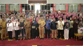 Gubernur Mahyeldi bersama peserta pelatihan konten kreator UMKM di Aula UIN Imam Bonjol Padang, Senin (12/10/2026).(poto: padangkita.com).