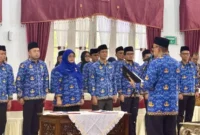 Sekretaris Daerah Provinsi Sumatera Barat, Arry Yuswandi, memimpin langsung pengambilan sumpah jabatan 33 aparatur di Auditorium Gubernuran, Kamis (29/10/2026).(poto: padangkita.com).