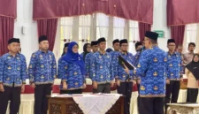 Sekretaris Daerah Provinsi Sumatera Barat, Arry Yuswandi, memimpin langsung pengambilan sumpah jabatan 33 aparatur di Auditorium Gubernuran, Kamis (29/10/2026).(poto: padangkita.com).