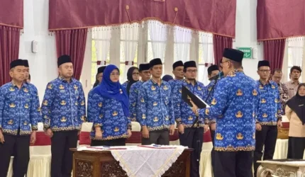 Sekda Sumbar Arry Yuswandi melantik 33 pejabat eselon III dan IV, sekaligus menetapkan syarat inovasi bagi kenaikan pangkat ASN daerah.