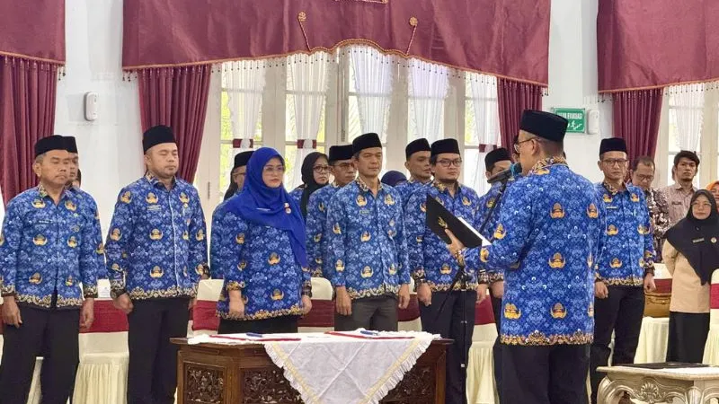 Sekretaris Daerah Provinsi Sumatera Barat, Arry Yuswandi, memimpin langsung pengambilan sumpah jabatan 33 aparatur di Auditorium Gubernuran, Kamis (29/10/2026).(poto: padangkita.com).