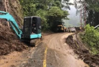 enanganan jalan longsor di ruas Tapan - Batas Jambi masih terus berlangsung.(poto: ist).