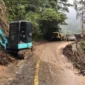 enanganan jalan longsor di ruas Tapan - Batas Jambi masih terus berlangsung.(poto: ist).
