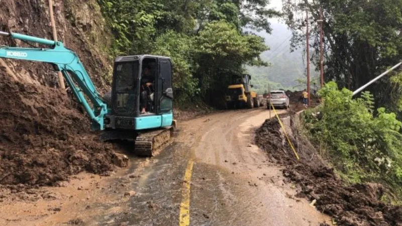 enanganan jalan longsor di ruas Tapan - Batas Jambi masih terus berlangsung.(poto: ist).