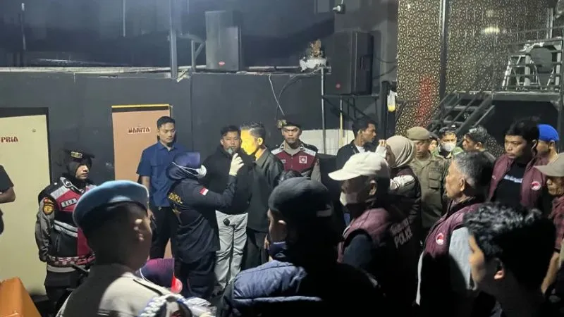 Tim gabungan menyisir puluhan tempat hiburan malam di Kota Padang sejak Sabtu (24/10/2026) tengah malam hingga Minggu (25/10/2026).(poto: padangkita.com).