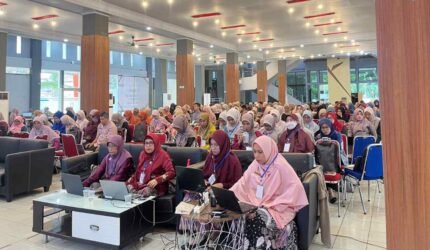 Disdikbud Padang melatih 350 guru SMP membuat konten digital dan video interaktif guna mendongkrak kualitas belajar siswa di kelas.