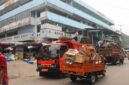 DLH Kota Padang mengerahkan ratusan petugas untuk membersihkan Jalan Sandang Pangan Pasar Raya agar fasilitas umum kembali berfungsi normal.(poto: radarsumbar.com).