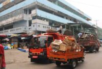 DLH Kota Padang mengerahkan ratusan petugas untuk membersihkan Jalan Sandang Pangan Pasar Raya agar fasilitas umum kembali berfungsi normal.(poto: radarsumbar.com).