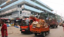 DLH Kota Padang mengerahkan ratusan petugas untuk membersihkan Jalan Sandang Pangan Pasar Raya agar fasilitas umum kembali berfungsi normal.(poto: radarsumbar.com).