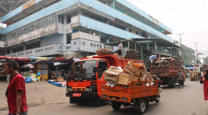 DLH Kota Padang mengerahkan ratusan petugas untuk membersihkan Jalan Sandang Pangan Pasar Raya agar fasilitas umum kembali berfungsi normal.(poto: radarsumbar.com).