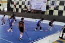 Laga sengit babak final Floorball Porprov XVI Sumbar 2026 di GOR UNP Padang, Rabu (7/10).(poto: radarsumbar.com).