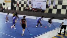 Laga sengit babak final Floorball Porprov XVI Sumbar 2026 di GOR UNP Padang, Rabu (7/10).(poto: radarsumbar.com).