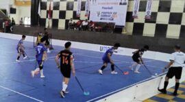 Laga sengit babak final Floorball Porprov XVI Sumbar 2026 di GOR UNP Padang, Rabu (7/10).(poto: radarsumbar.com).