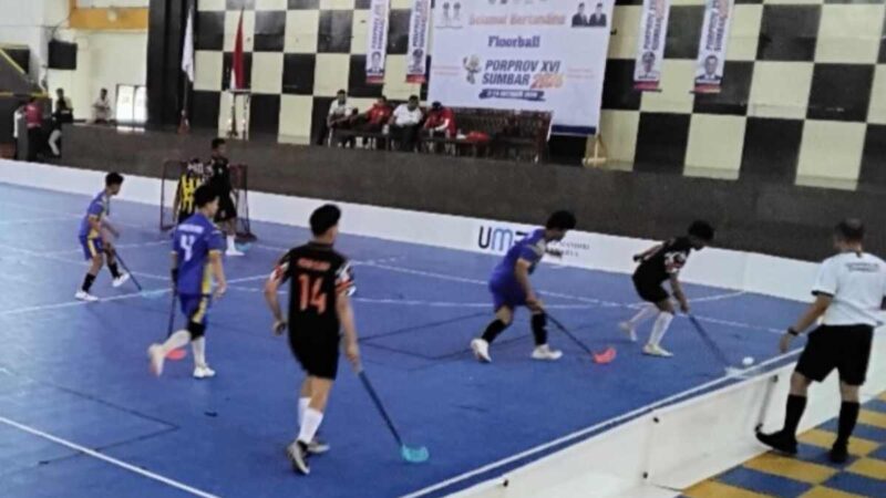 Laga sengit babak final Floorball Porprov XVI Sumbar 2026 di GOR UNP Padang, Rabu (7/10).(poto: radarsumbar.com).