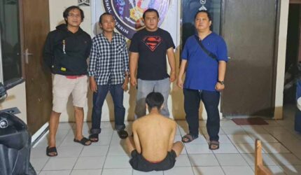 Polisi membekuk juru parkir di Padang Utara usai memeras mahasiswa hingga Rp12,8 juta. Petugas menyita buku rekening sebagai barang bukti.