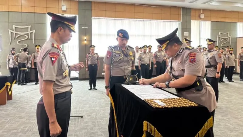 Kapolda Sumatera Barat Irjen Pol Jawari merombak jajaran pimpinan utama di lingkungan Markas Kepolisian Daerah di Ruang Jenderal Soekanto Lantai IV Mapolda Sumbar, Padang, Rabu (21/10/2026).(poto: padangkita.com).